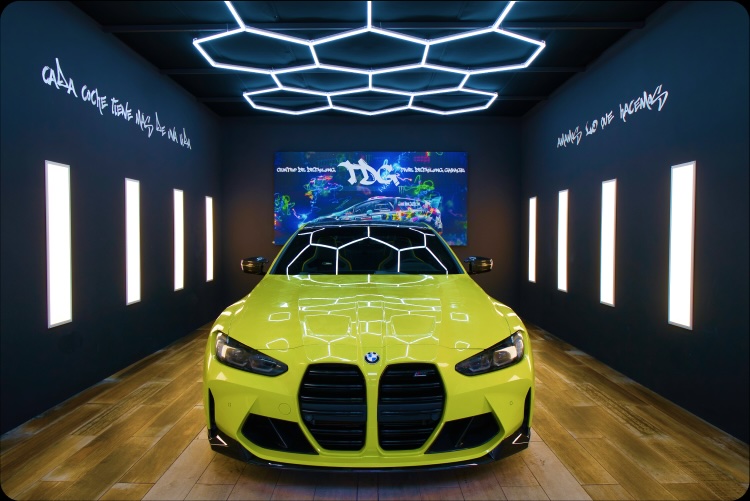 Vehículo con acabado brillante después de un tratamiento completo de detailing