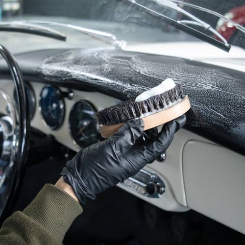 Productos para limpieza interior de coches, incluyendo limpiadores, cepillos y accesorios para el cuidado del habitáculo