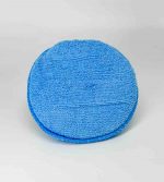 Vista frontal de la almohadilla aplicadora de cera con mango ergonómico para detailing automotriz